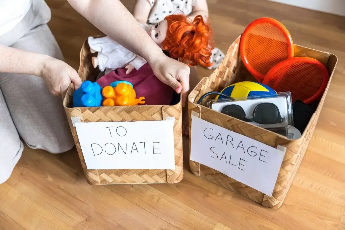 kinderspullen opruimen, doneren en garage sale-dozen