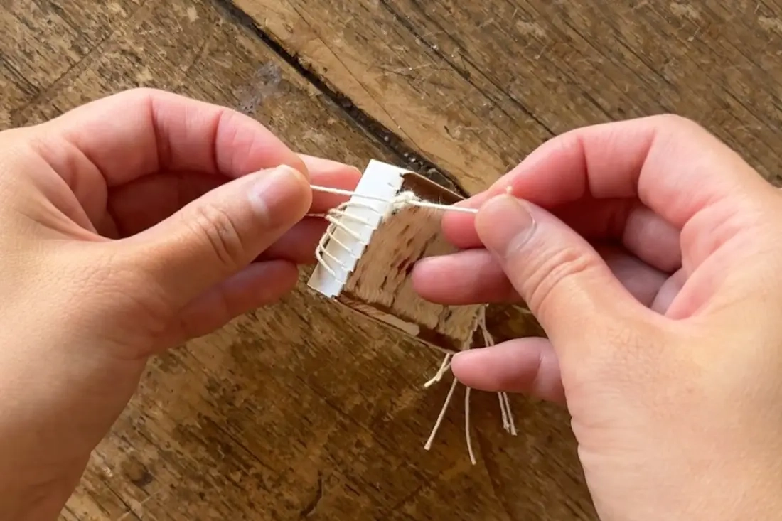 DIY mini-geüpcycled luciferdoosje weefgetouw
