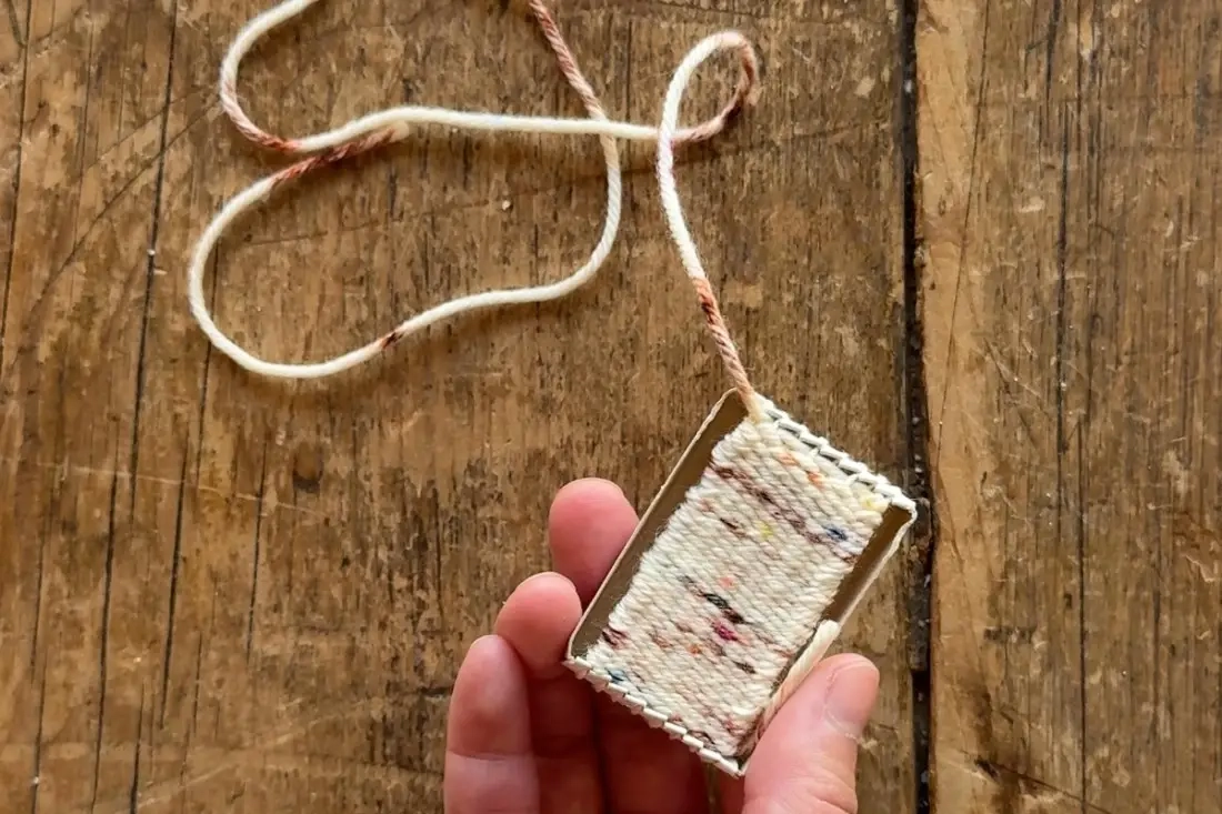 DIY mini-geüpcycled luciferdoosje weefgetouw