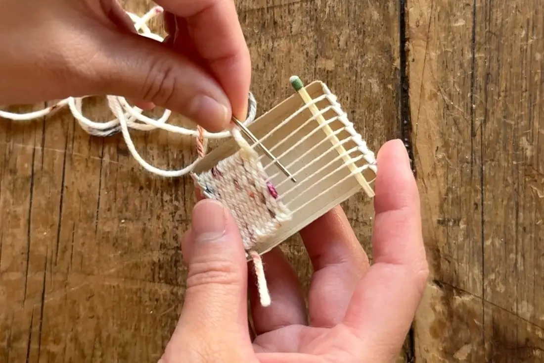 DIY mini-geüpcycled luciferdoosje weefgetouw