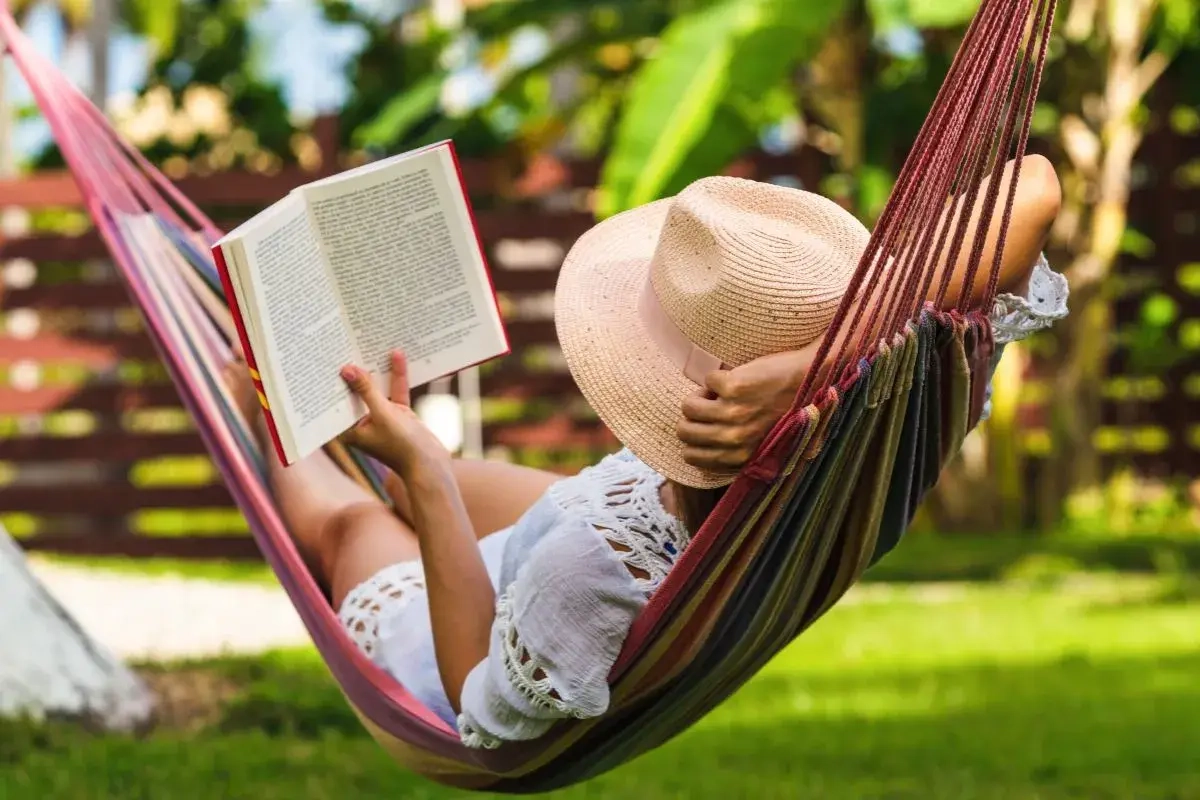 vrouw in hangmat die een boek leest
