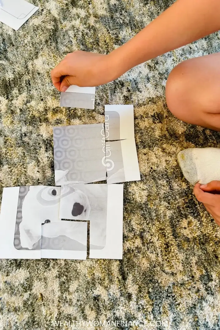 jongen die een cadeaukaartpuzzel samenstelt